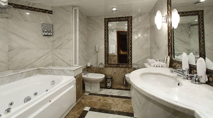 amarco-i-nile-cruise-suite-bathroom